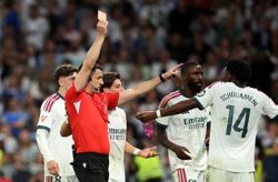 Soccer-Real's Vinicius apologises after red card for hair pull against Villarreal