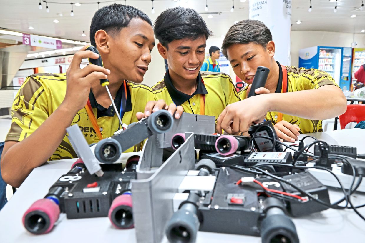 Kepala Batas school retains robot football title