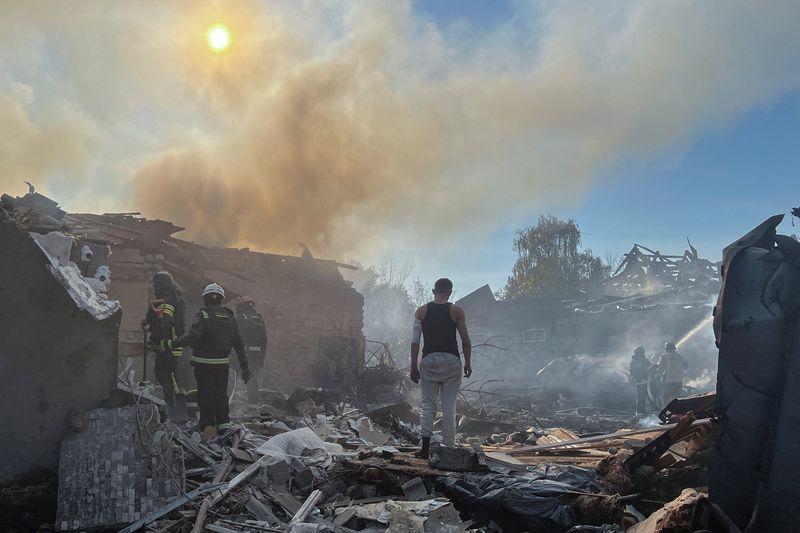 Russian Aerial Bombardments Kill Six in Ukrainian Urban Centers, Damaging Commercial Sites