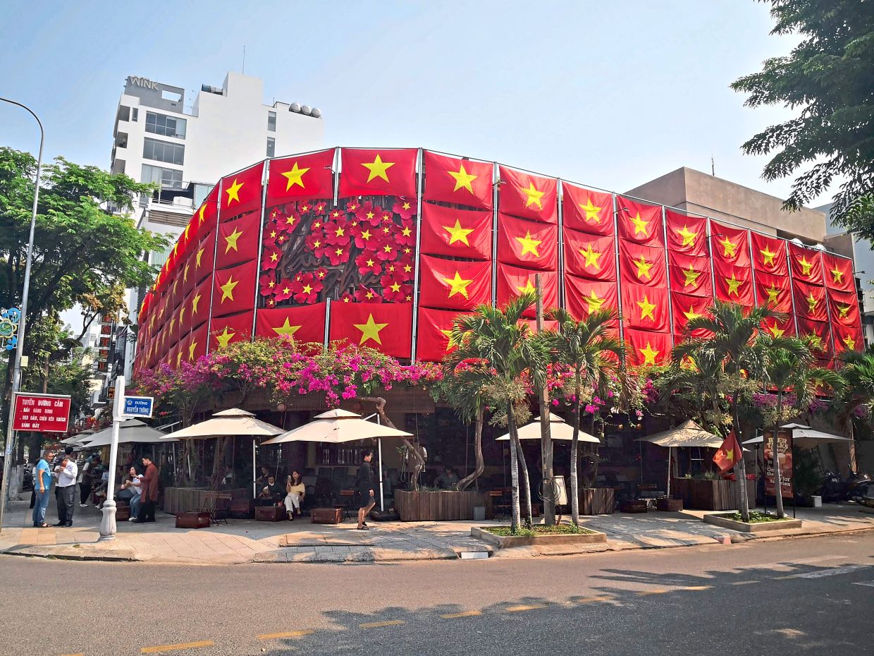 Da Nang landmarks are decked with the national flag on Liberation Day.