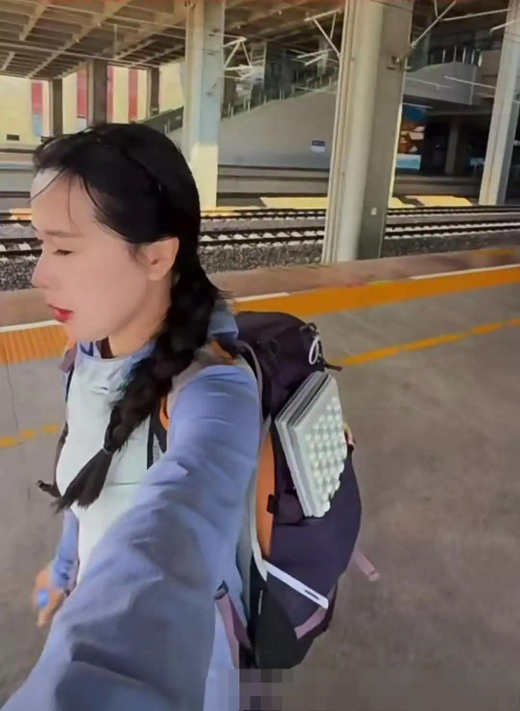 Despite initial anxiety over the unprecedented length and intensity of the hike, Peng smoothly completed the challenge with help from strangers along the way. - Photo: Baidu