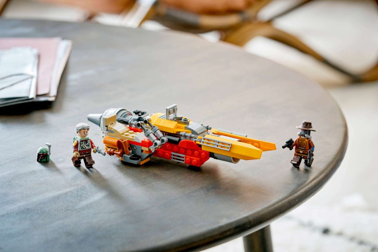 The Cob Vance speeder set depicts a more 'Western' styled scene.