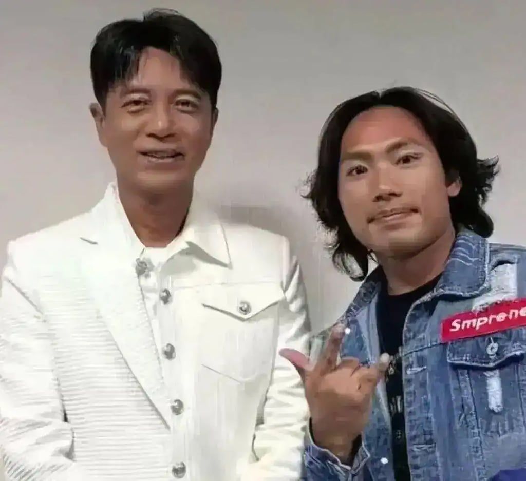 Deeply grateful, Lee shared a long, emotional embrace with Hou after the show, spending time afterwards to thank the man who saved his concert. -- Photo: Baidu voa SCMP
