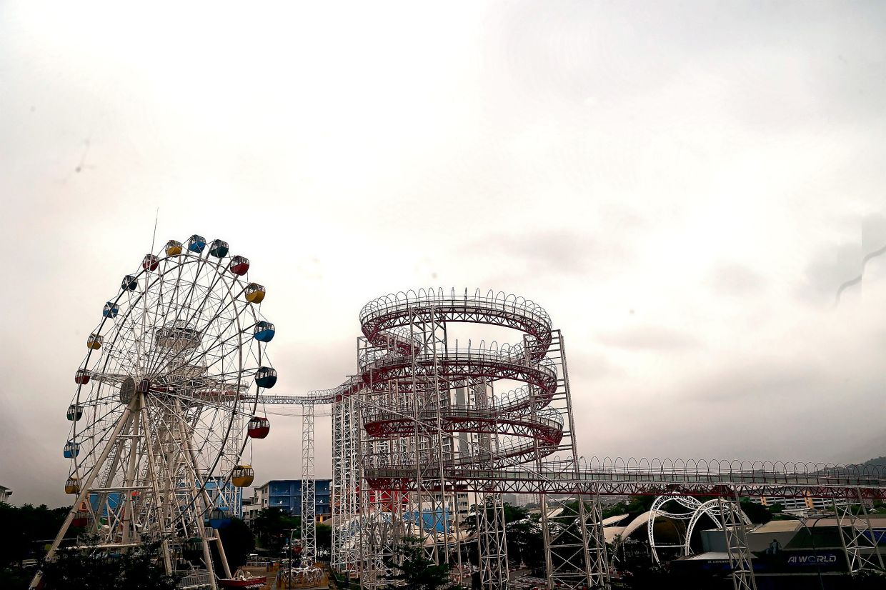 Murky skies: Haze shrouds i-City in Shah Alam at 11.30am yesterday. — KK SHAM/The Star