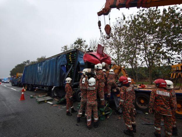 Driver dies in two-lorry collision on North-South Expressway near Ayer ...