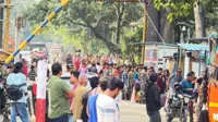 Nepalis return home for Dashain festival, only to face trouble at the border