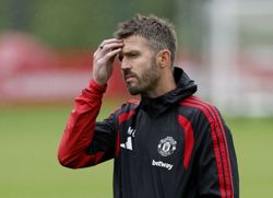 Soccer-Carrick backs Man United to emerge from rough spell ahead of Atletico test