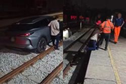 QuickCheck: Did a man drive onto Klang railway tracks until his SUV got stuck?