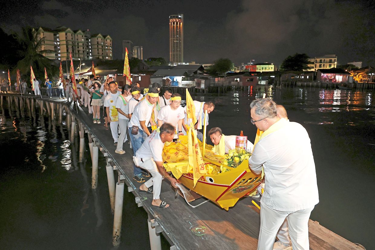 Hong Kong Street Tow Boh Keong committee members and devotees preparing to send off the ‘Emperor Boat’ from Yeoh Jetty in Weld Quay, George Town. — Filepic