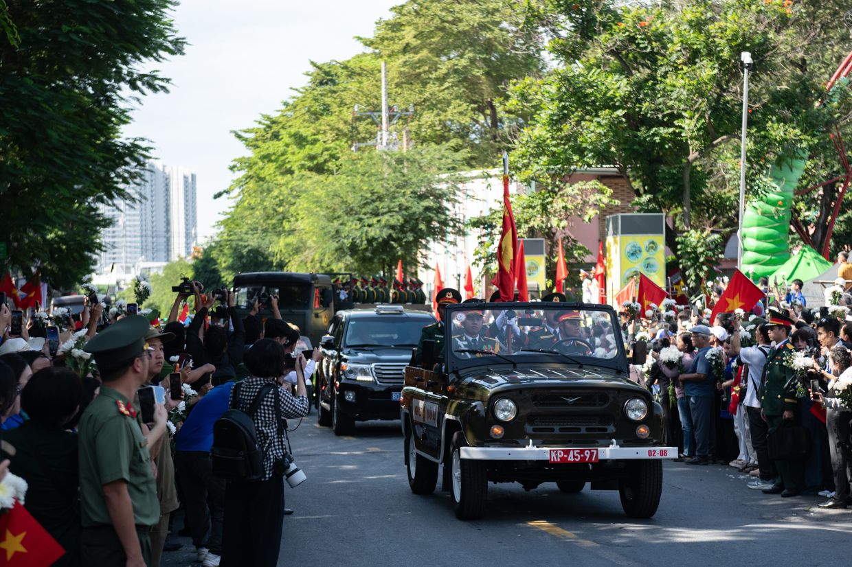 People watch as 731 sets of martyrs' remains found at Le Thi Rieng Cultural Park are transferred for burial at Ho Chi Minh City Martyrs' Cemetery Wednesday, Oct 14, 2026, in Ho Chi Minh City, Vietnam. - Photo: AP