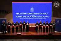 Haze: Queen presents 73,000 face masks to frontline workers