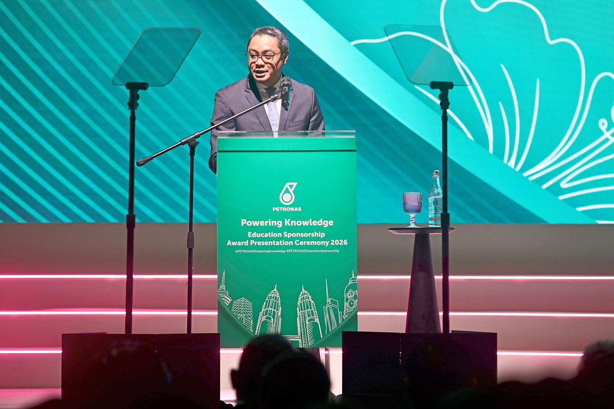 Ruslan addressing the scholars, reminding them that their long-term success will rely on adaptability, sound judgement and humility in a rapidly changing world.