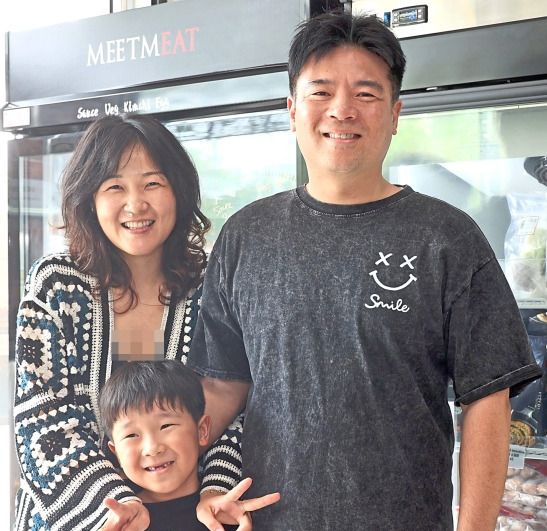 Son (right) with his wife Kim Hyun Ju and their son.