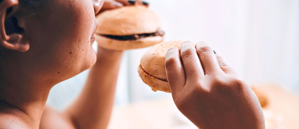 A person with binge eating disorder isn’t just overeating occasionally, they continue eating even when they’re uncomfortably full. Photo: Vecteezy