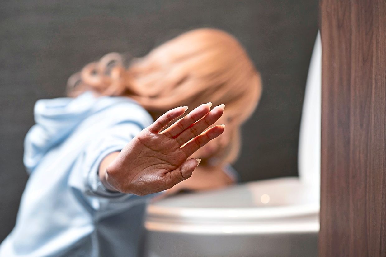 People with bulimia eat large amounts of food in one sitting, then they try to get rid of the food and extra calories in an unhealthy way, such as vomiting or misusing laxatives. Photo: Magnific