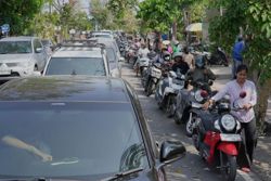 Fuel crisis hits Indonesia's Bali, triggers long lines in gas stations for days