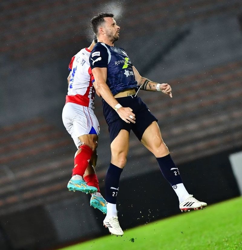 Full throttle: Jordan Murray (right) tussles for the ball at the FA Cup. – Malaysian Football League