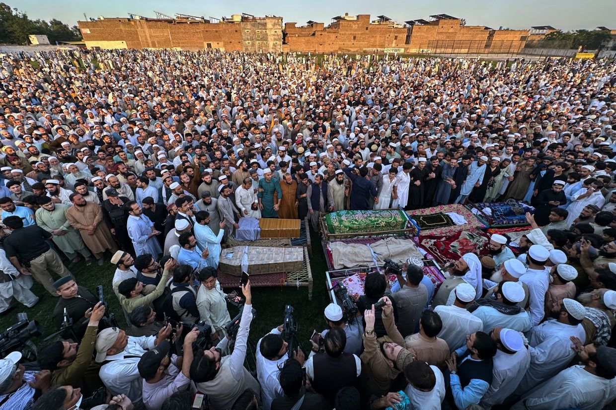 Mourners attend funeral prayers of children who died from a roof collapsing at a private school, in Peshawar, Pakistan, Pakistan, Thursday, Oct. 15, 2026. - Photo: AP