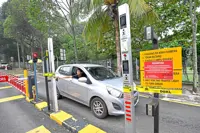 City Hall pauses barrier removal