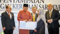 S'wak govt hands over RM100,000 aid each to Long Lellang crash victims' families