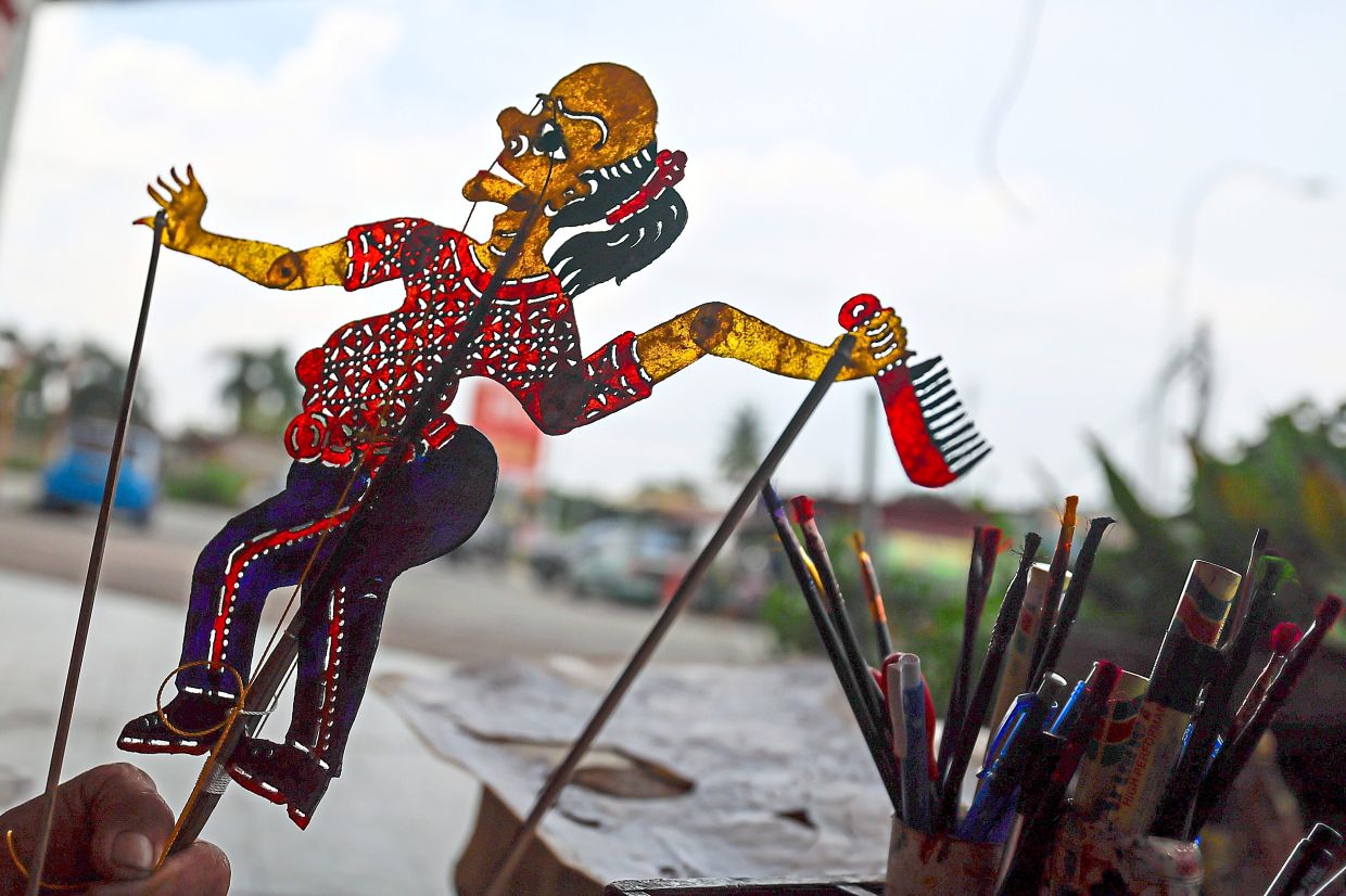 In the skilled hands of an expert ‘dalang’, the wayang kulit handmade and painted puppets come to life.