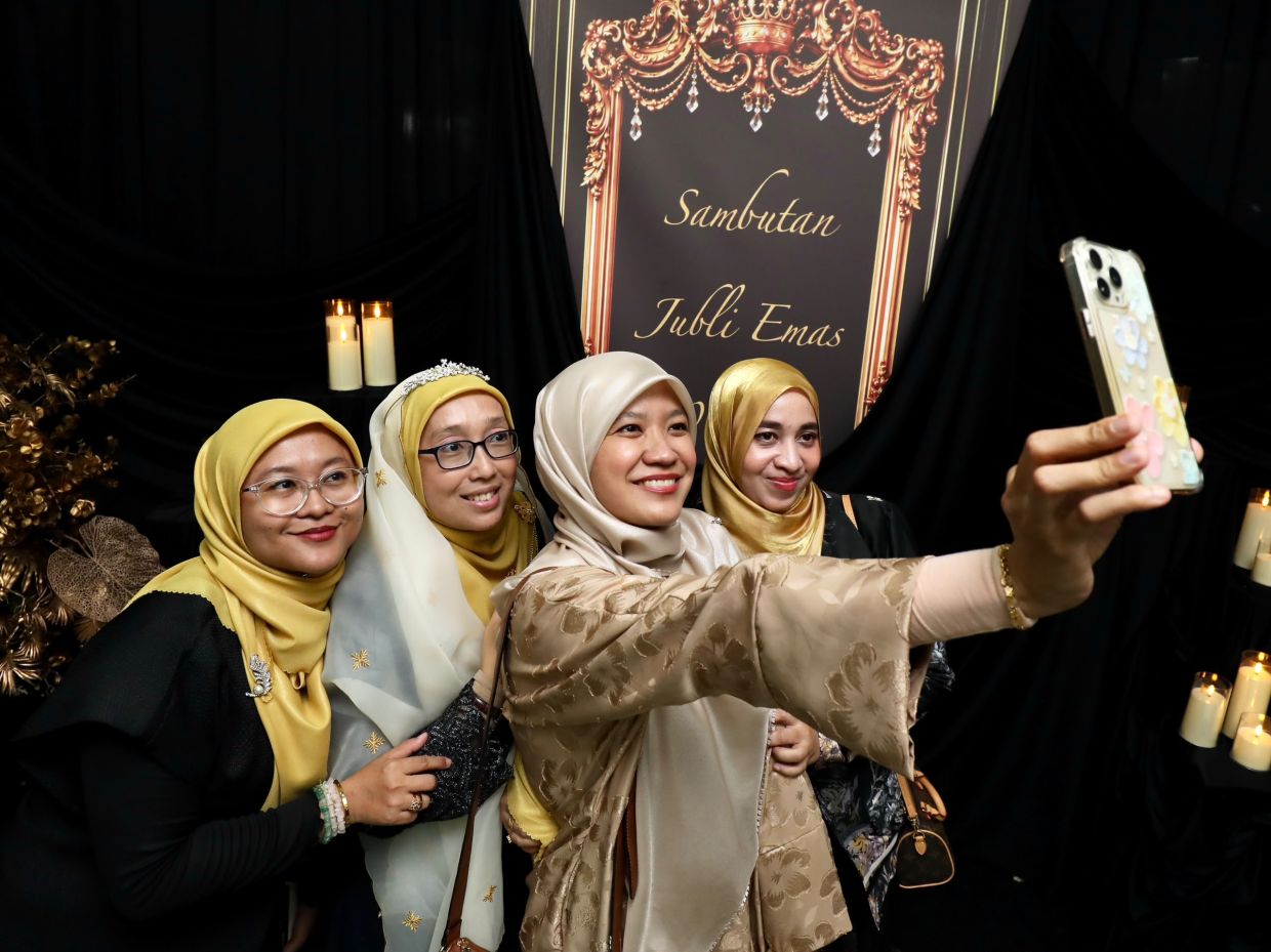 From left: Mention graduates of 2012 Amirah Abdul Raffar, Siti Fatimah Ishak, Farah Nadia Mohd Arsad and Noormazla Mohamad Nizan pose for a wefie during the celebration.