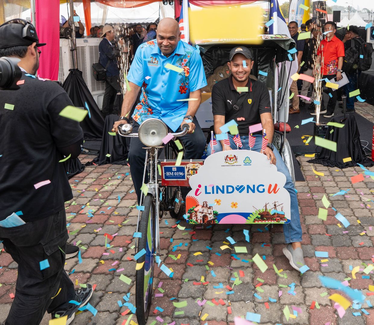 Great turnout: The i LINDUNG u Gegar @ Melaka programme is held for the first time and targets 15,000 visitors as part of efforts by the Human Resources Ministry (KESUMA) and PERKESO.Ramanan riding into the event in grand style at Dataran Keris.
