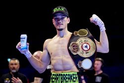 Boxing-Figueroa loses WBA featherweight title after missing weight
