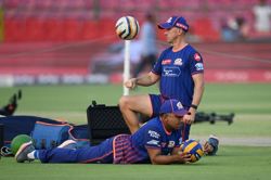 Cricket-Jayawardene leaves role as Mumbai Indians head coach