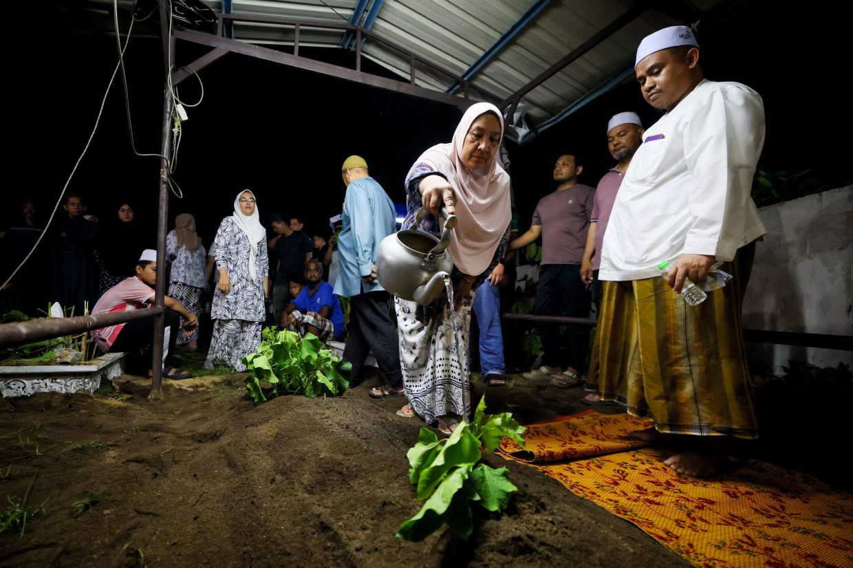 Border control officer's remains laid to rest in Kelantan