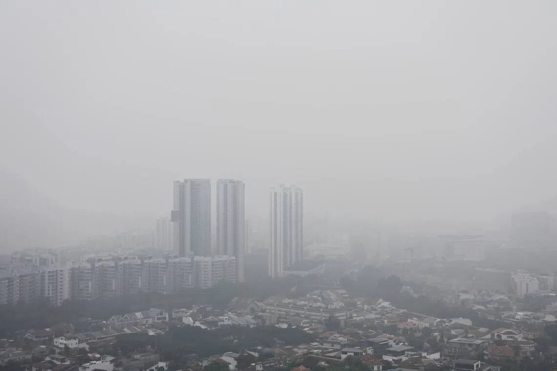 Hazy conditions seen in Clementi at about 7.45am on Sunday, Oct 18. -- ST PHOTO: KELVIN CHNG