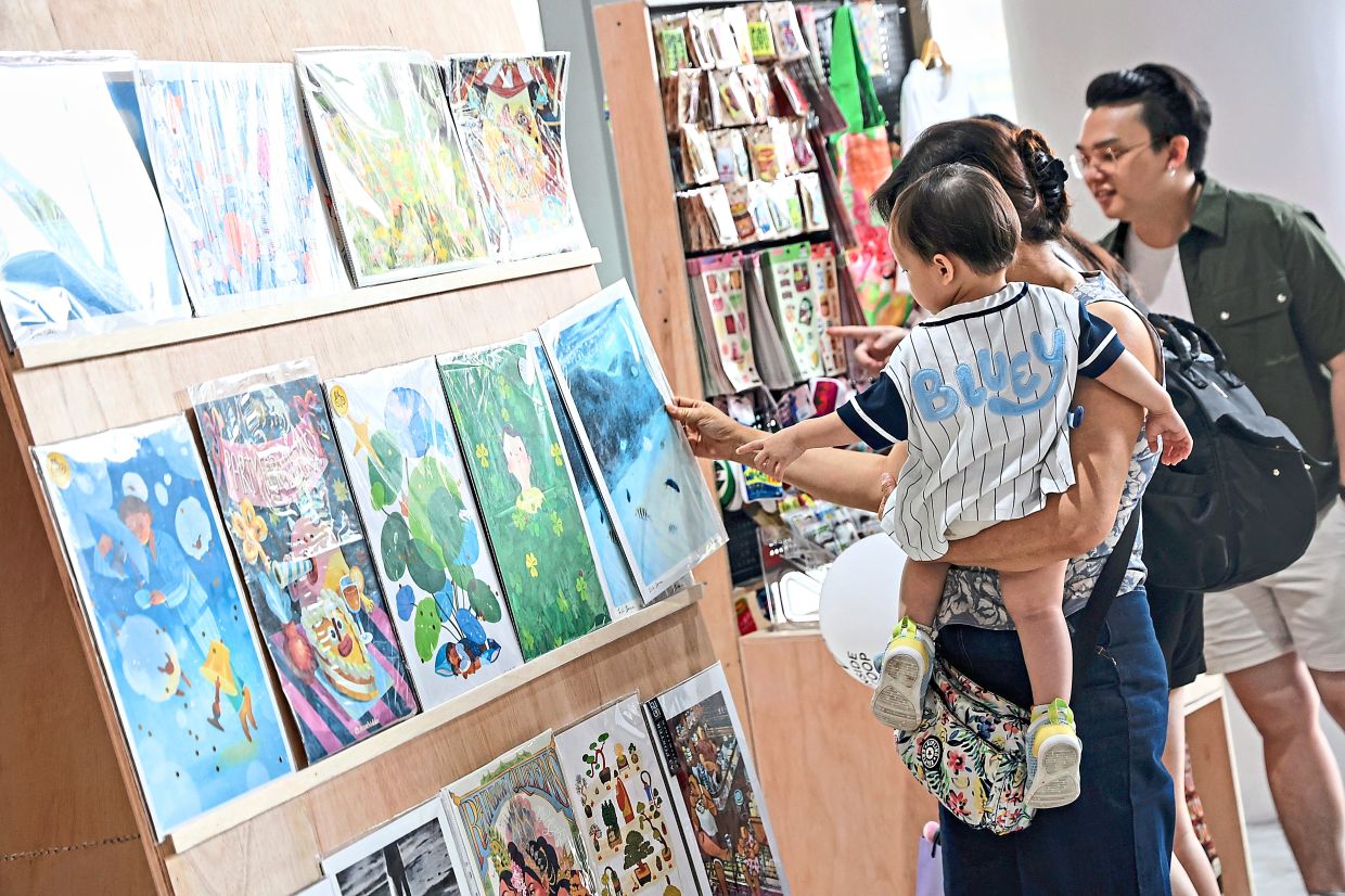 Visitors browse art prints and merchandise at the Offset Store pop-up. Photo: The Star/Azman Ghani 