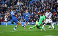 Soccer-Arsenal edge Forest with late goal, Man United held by Leeds