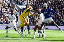 Soccer-Chelsea's Martinez suffered concussion after collision at Everton, says Alonso