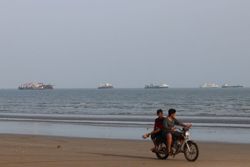 Iran urges US to accept proposal to reopen Strait of Hormuz