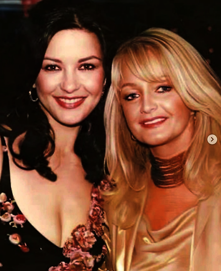 The late Bonnie Tyler (right) performed at Catherine Zeta-Jones’ wedding in 2000. Photo: Catherine Zeta-Jones/Instagram