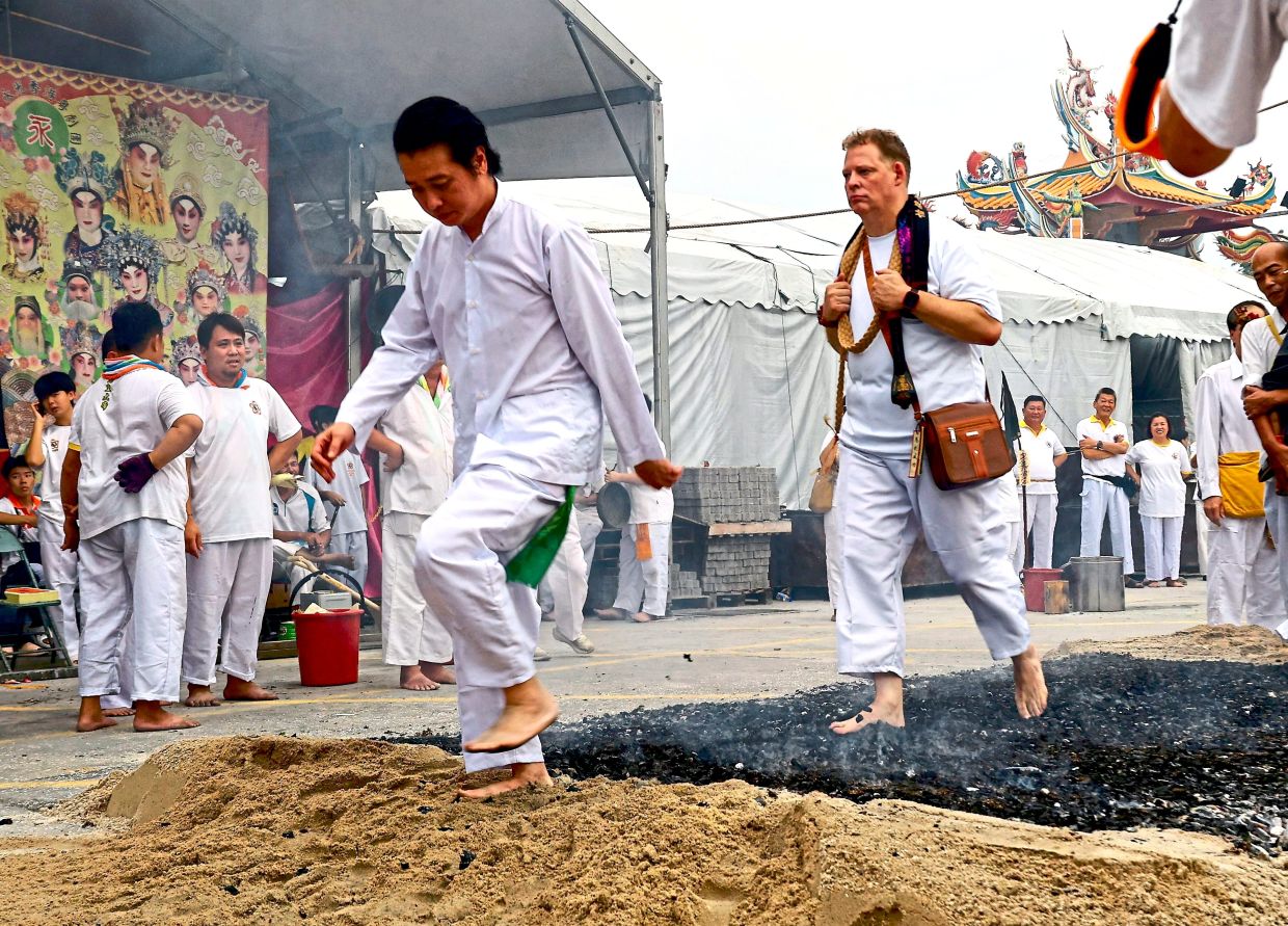 Dutchman embraces Chinese festival customs