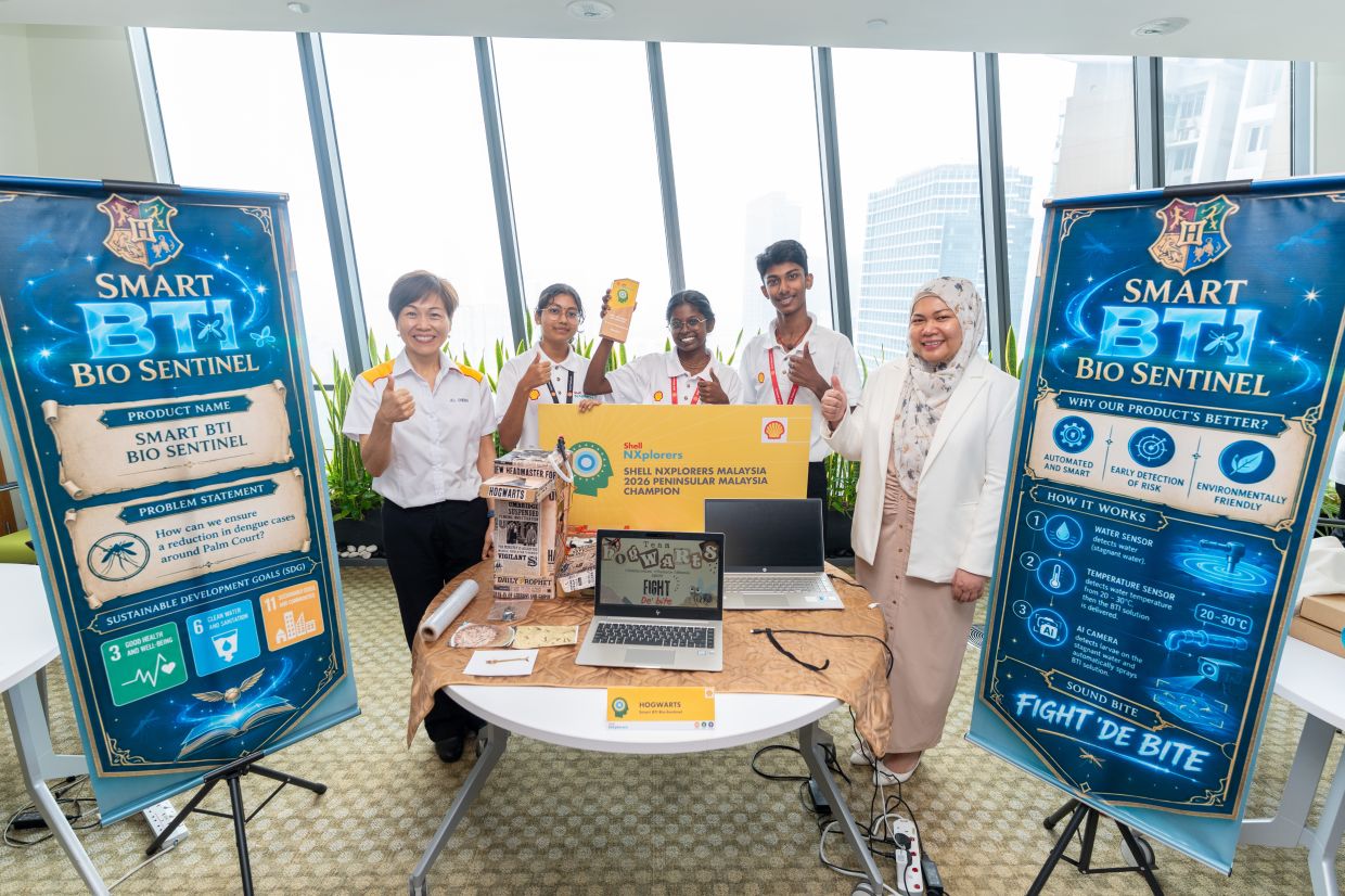 Chieng (left) and Dayana (right) alongside Peninsular Malaysia champions Team Hogwarts.