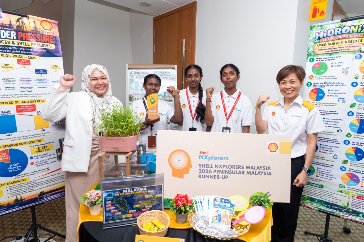 First runners-up team Hidronix from SMK Tengku Idris Shah, alongside Dayana (left) and Chieng (right).