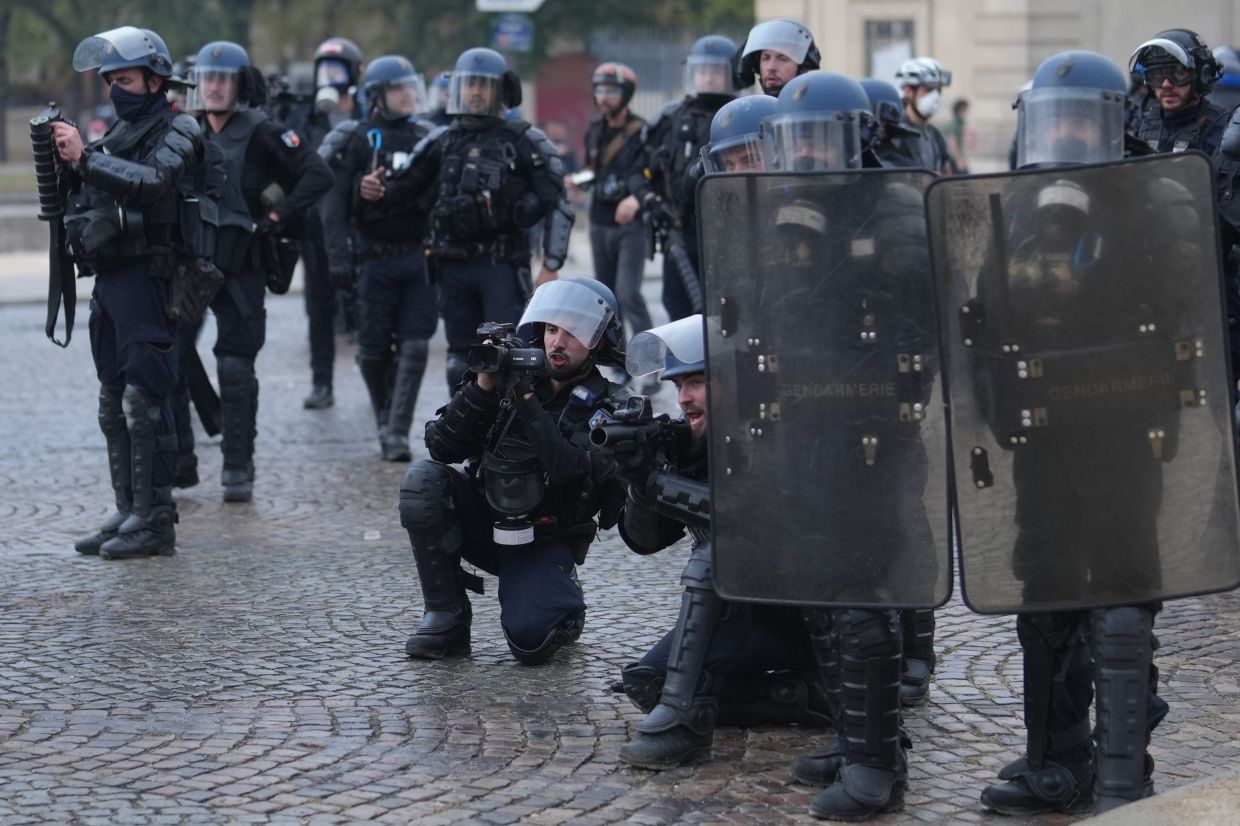 Pariser Polizei verhängt nächtliche Ausgangssperre in zwei Gebieten der ...