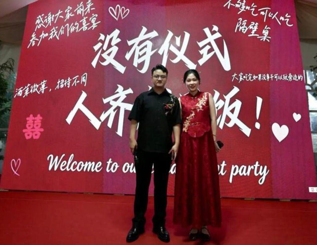 Zhu explained that she and her husband, pictured above, are introverts who dislike bustling crowds and wanted to avoid inconveniencing their friends and family. - Photo: cnnb.com