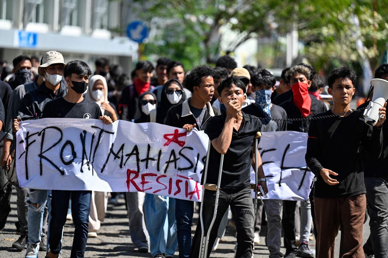 University students take part in a protest demanding the Indonesian government to accelerate post-flood reconstruction nearly a year after flash floods devastated the region, outside the Aceh governor's office in Banda Acehon Oct 20, 2026. The demonstration on the second anniversary of President Prabowo Subianto's inauguration also urged the government to tackle the worsening climate crisis and rising cost of living. - Photo: AFP