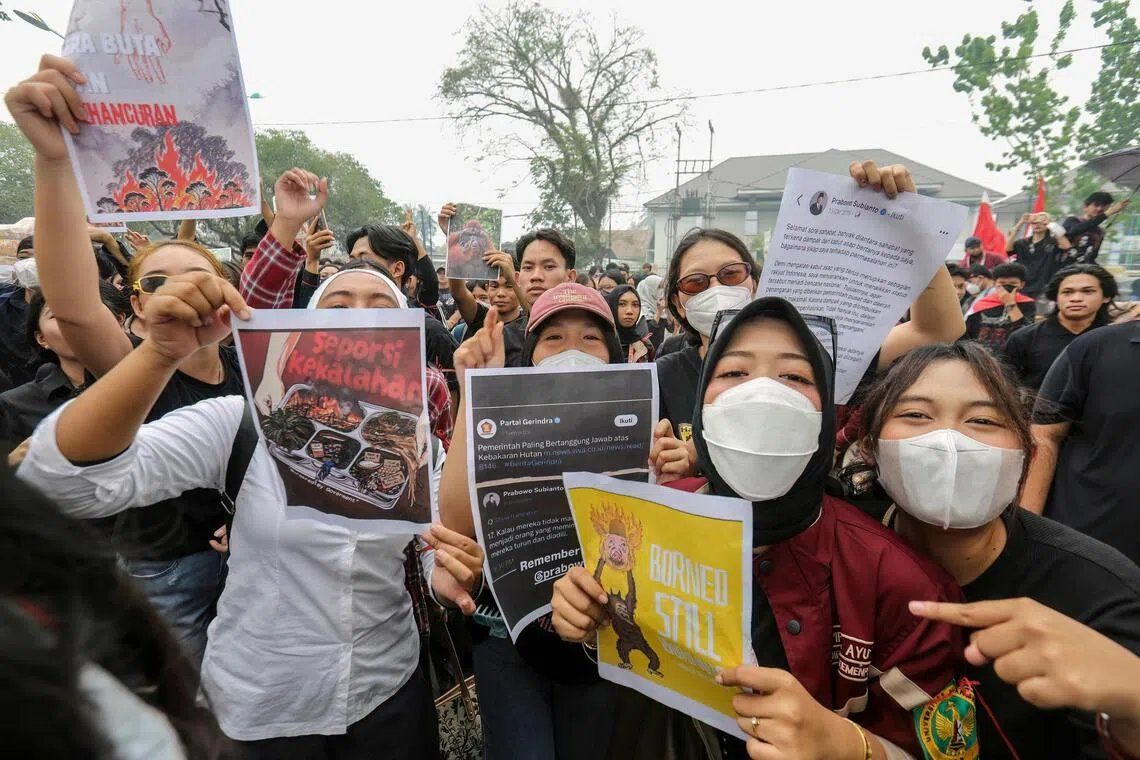 Protesters from the Central Kalimantan People Fighting Alliance demand government action on forest and land fires in Palangka Raya, on Oct 19. - Photo: AFP