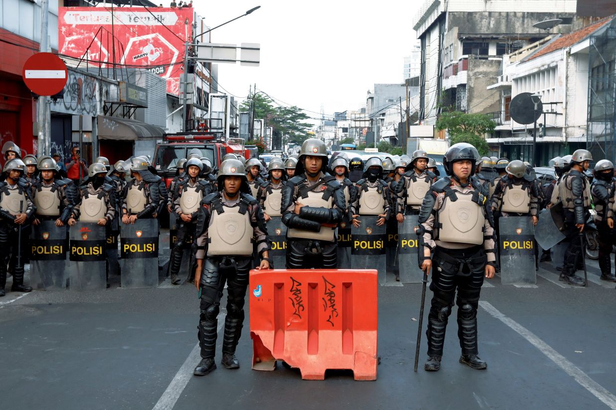 Riot police stand guard during a protest against the government's handling of wildfires and calling for an end to corruption and nepotism, as protesters marked two years of President Prabowo Subianto and Vice President Gibran Rakabuming Raka's administration, in Bandung, West Java Province, Indonesia, October 20, 2026. - Photo: Reuters