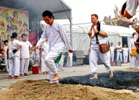 Dutchman embraces Chinese festival customs