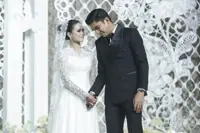 Bella presents new song to Syed Saddiq at wedding reception