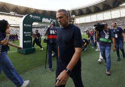 Soccer-Flick clarifies Barcelona backline options before PSG and Real Madrid showdowns