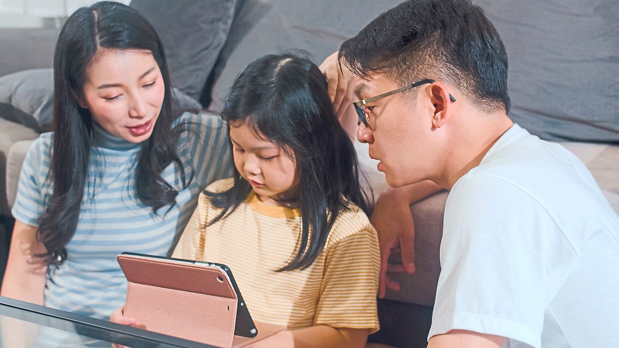 Prof Livingstone says ideally, children will be taught to understand AI critically at school while families talk together about its pros and cons at home. Photo: Magnific