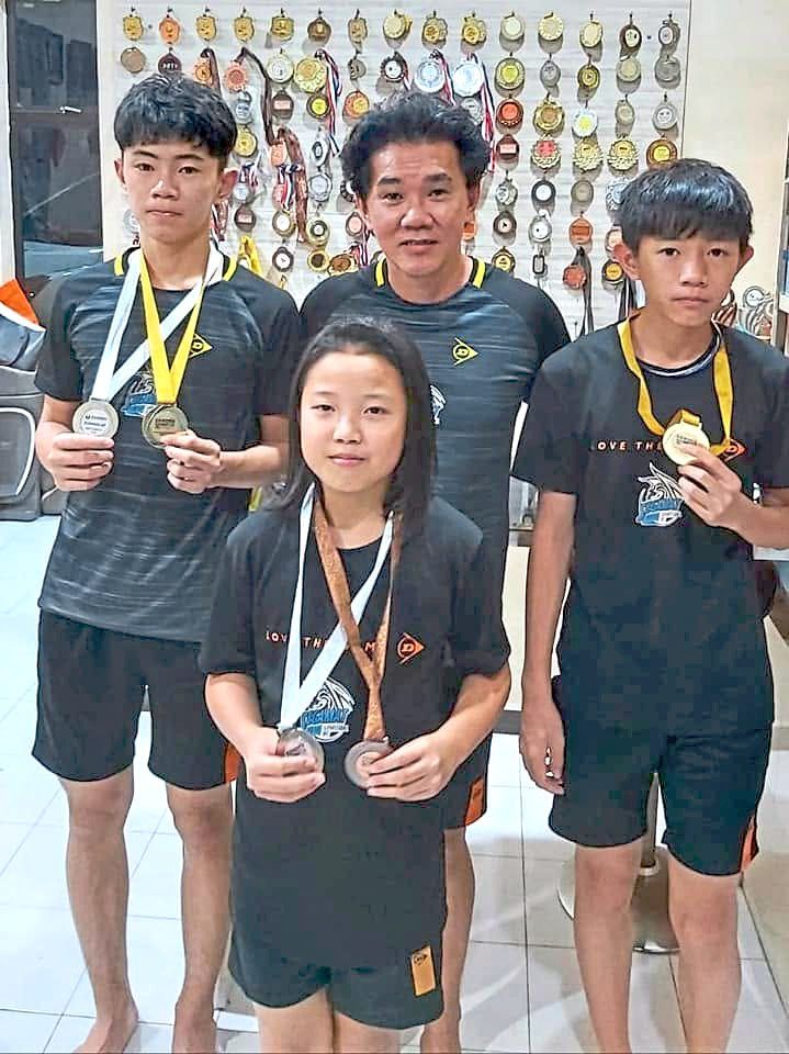 Early days: Hock Leng (centre) with Zi Yu, when she was only 10, and his sons Wee Yee Hern (left) and Wee Yee Tern (right). — Spiritual Segamat Badminton Club
