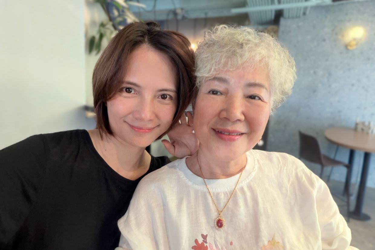 李信杰分享与母亲的罕见合照，母亲以惊艳的美貌抢尽风头